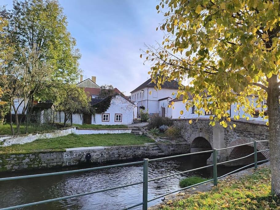 Chaloupka U Mostu Sv Jana V Centru Vodnan Vodňany Exteriör bild